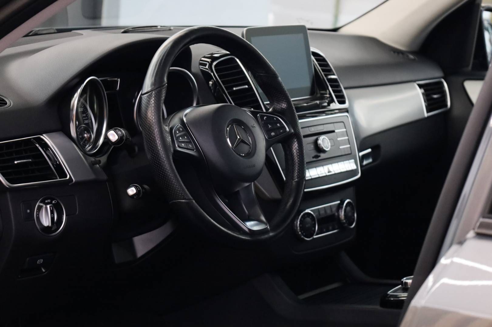 Mercedes-Benz-GLE-SUV-350d-4matic-AT-16