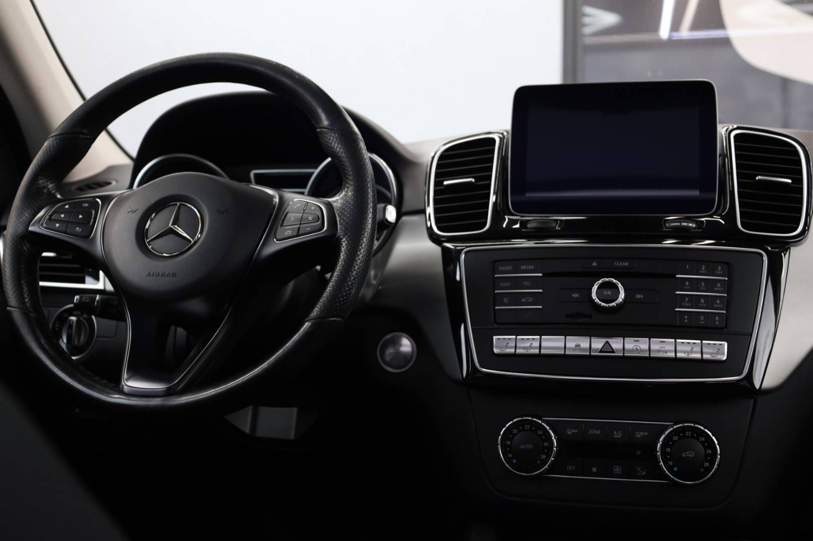 Mercedes-Benz-GLE-SUV-350d-4matic-AT-23