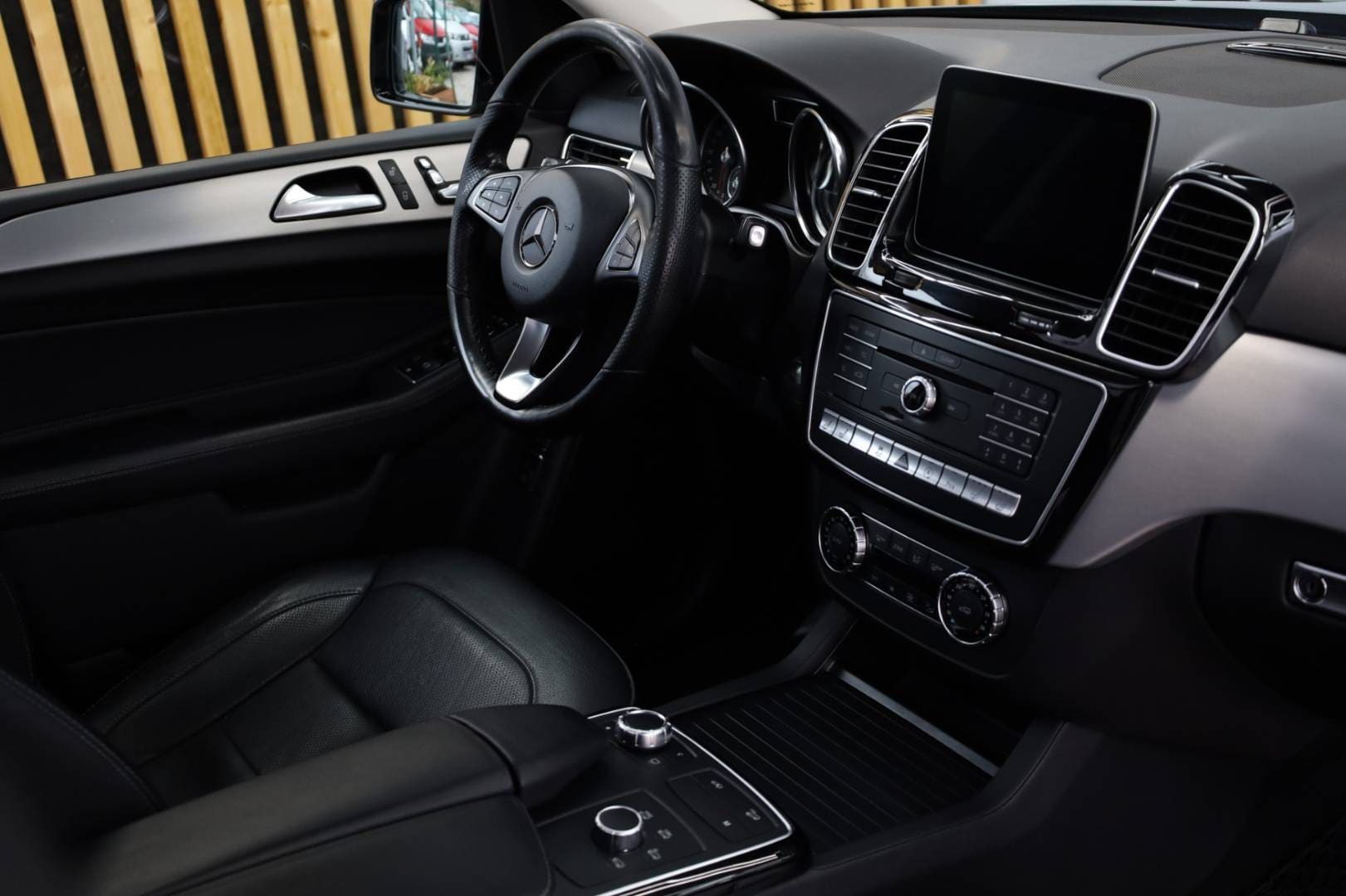 Mercedes-Benz-GLE-SUV-350d-4matic-AT-63