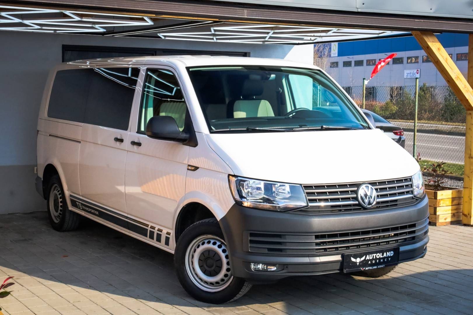 Volkswagen-T6-Kombi-2-0-TDI-BMT-LR-Najazdova-plosina-10