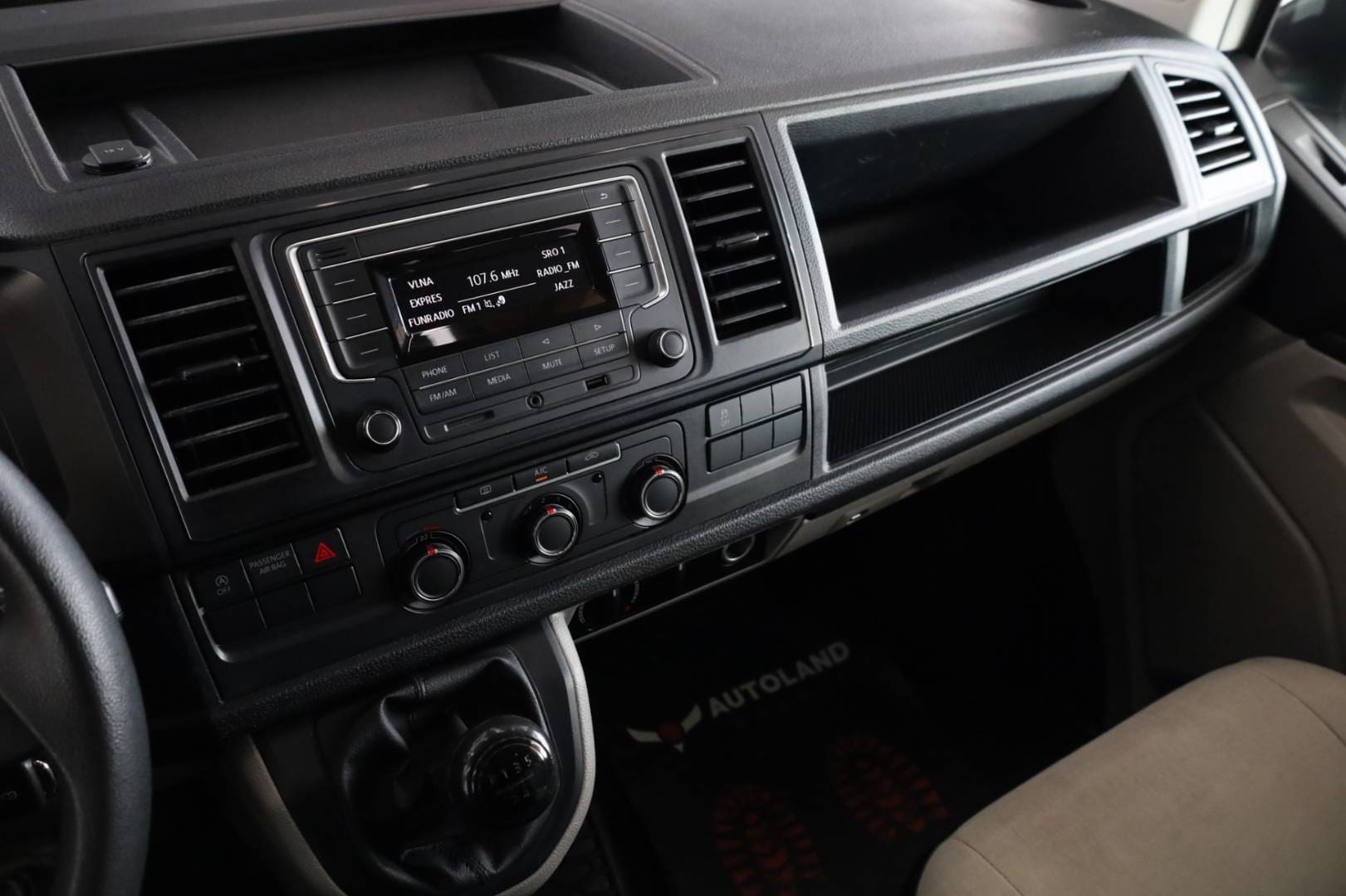 Volkswagen-T6-Kombi-2-0-TDI-BMT-LR-Najazdova-plosina-29