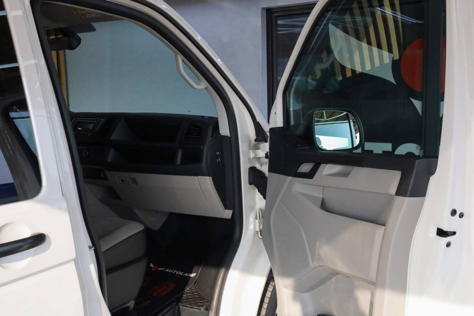 Volkswagen-T6-Kombi-2-0-TDI-BMT-LR-Najazdova-plosina-41