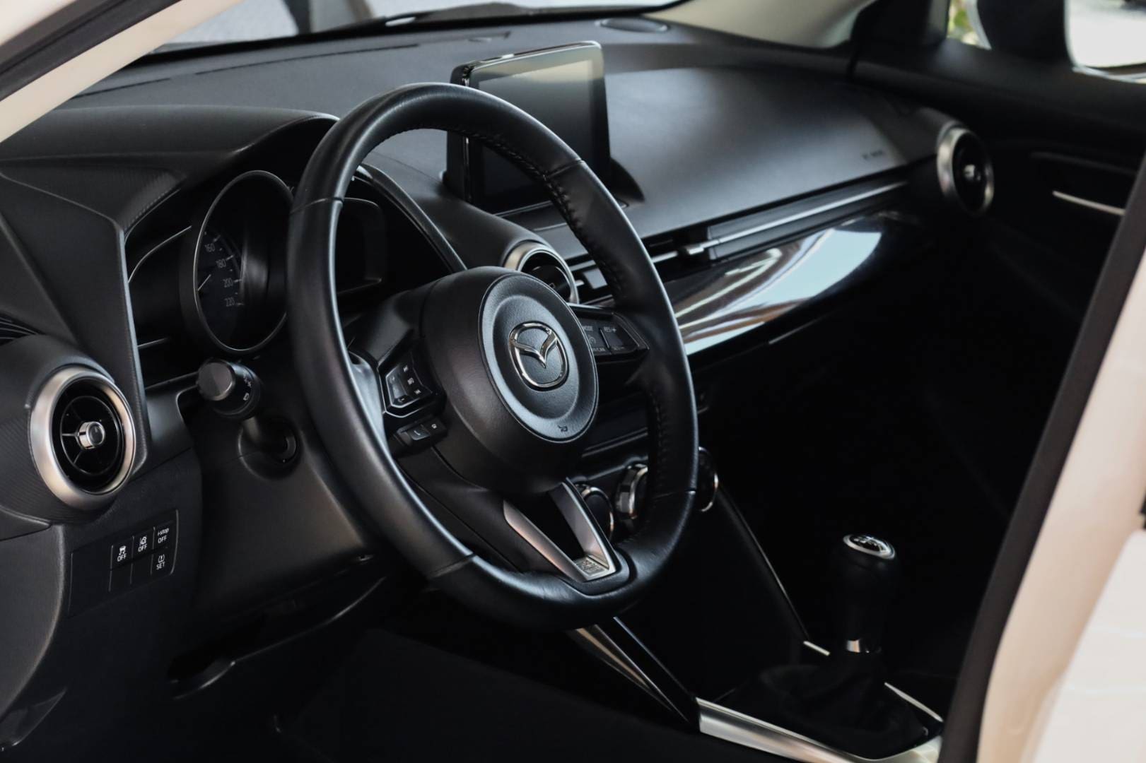 Mazda-2-15-Skyactiv-G75-Takumi-11