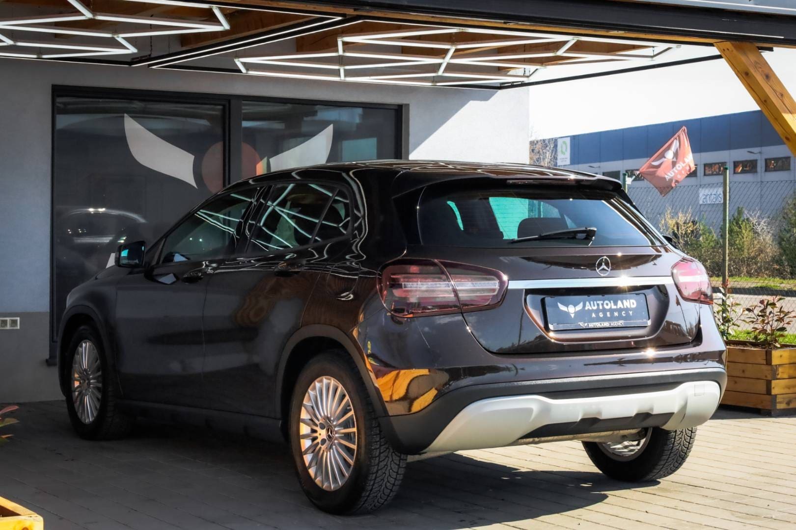 Mercedes-Benz-GLA-180-AT-12
