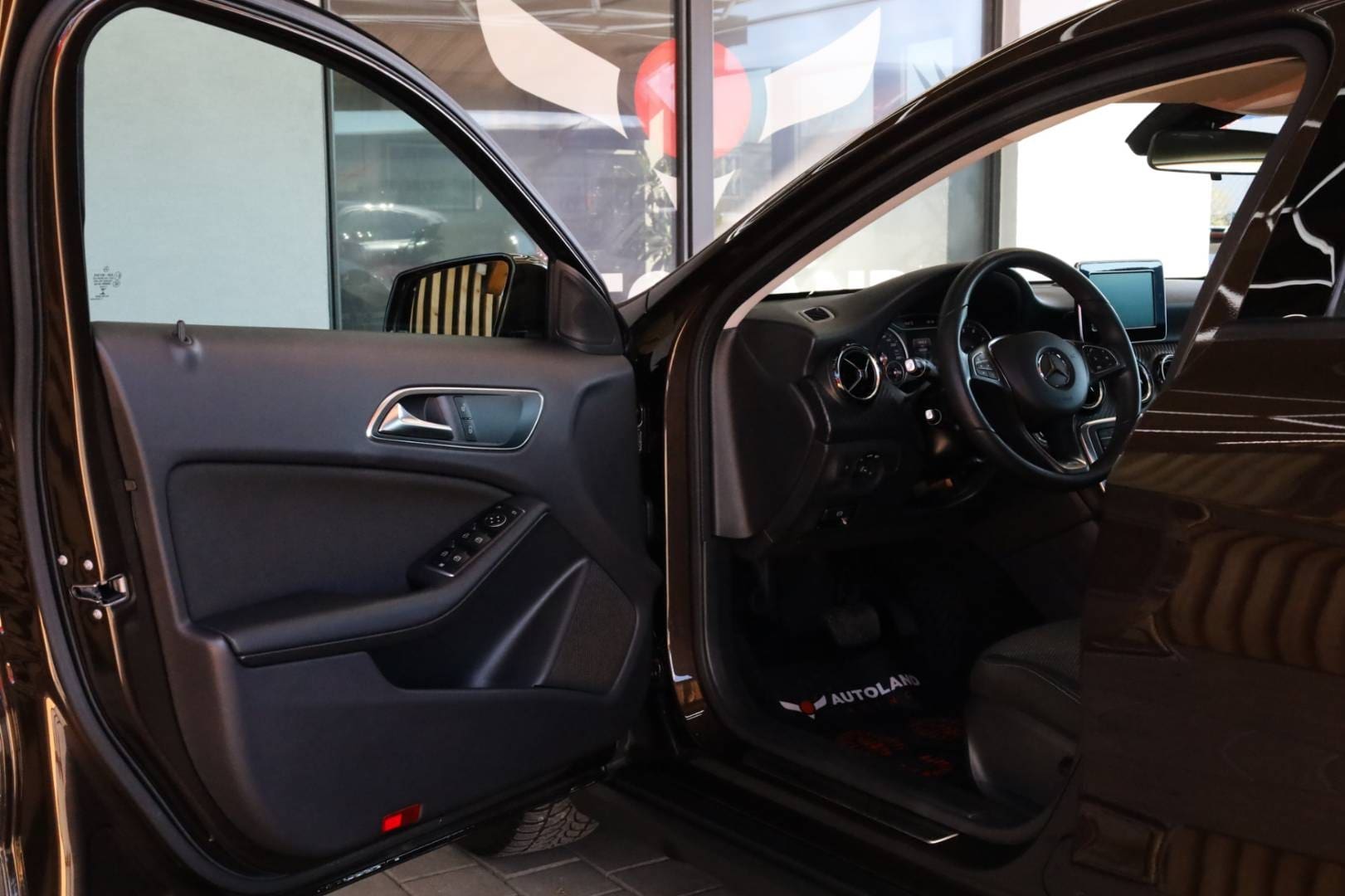 Mercedes-Benz-GLA-180-AT-14