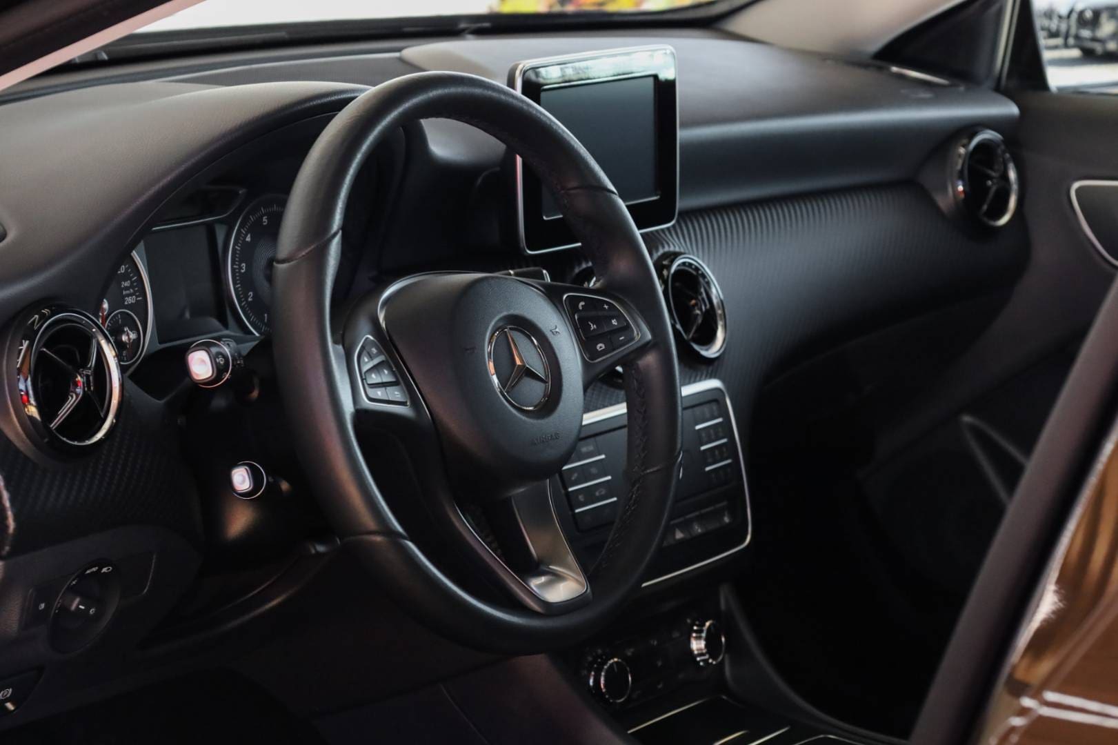 Mercedes-Benz-GLA-180-AT-15
