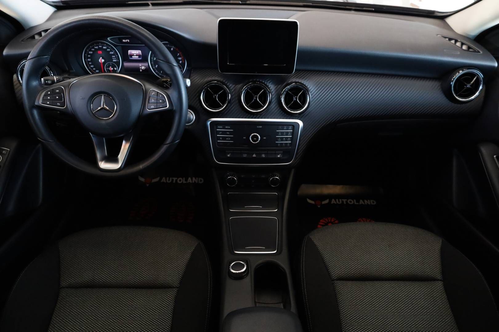 Mercedes-Benz-GLA-180-AT-16
