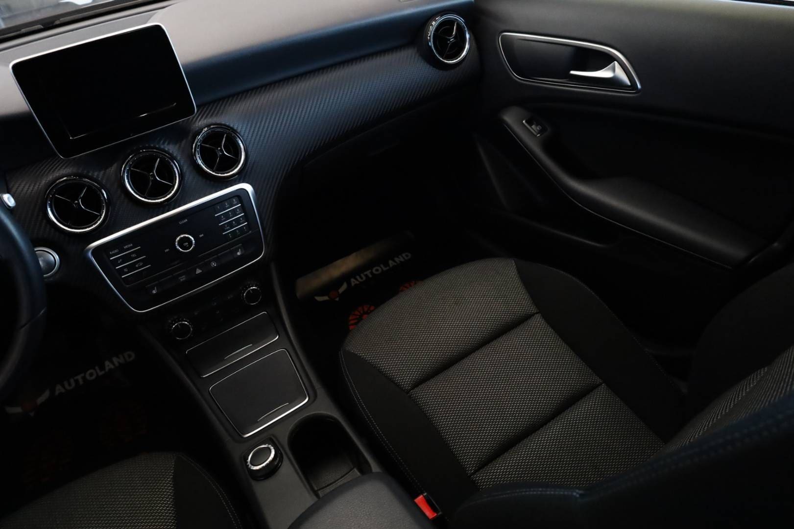 Mercedes-Benz-GLA-180-AT-17