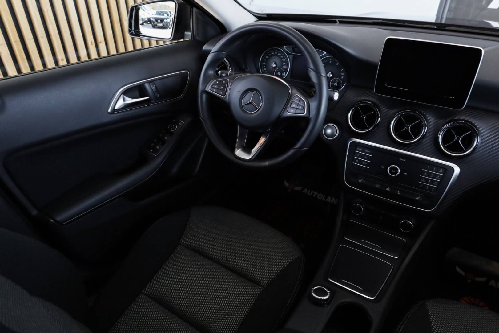Mercedes-Benz-GLA-180-AT-18