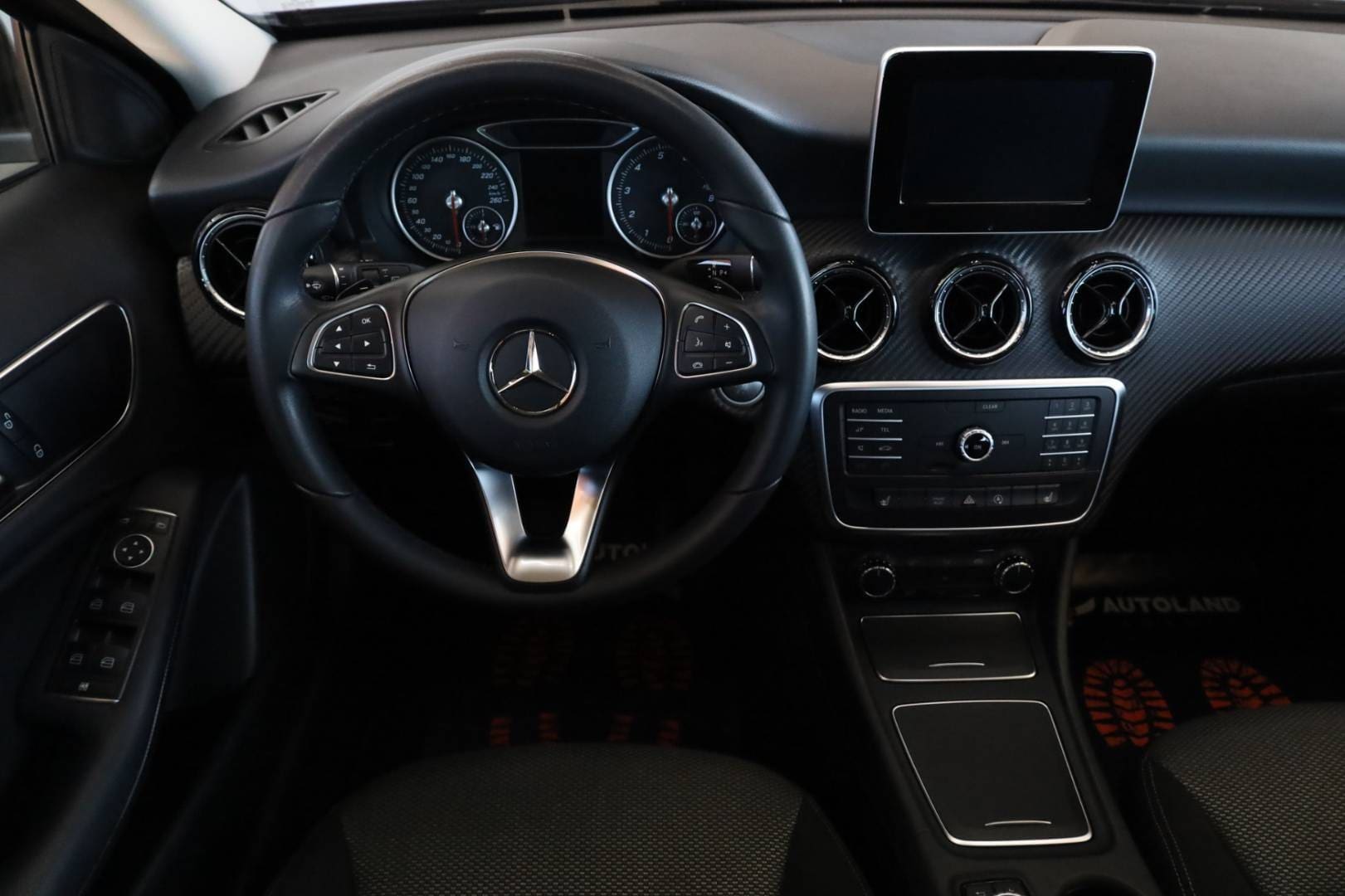 Mercedes-Benz-GLA-180-AT-19