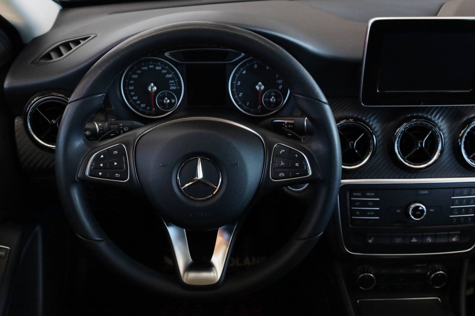 Mercedes-Benz-GLA-180-AT-20