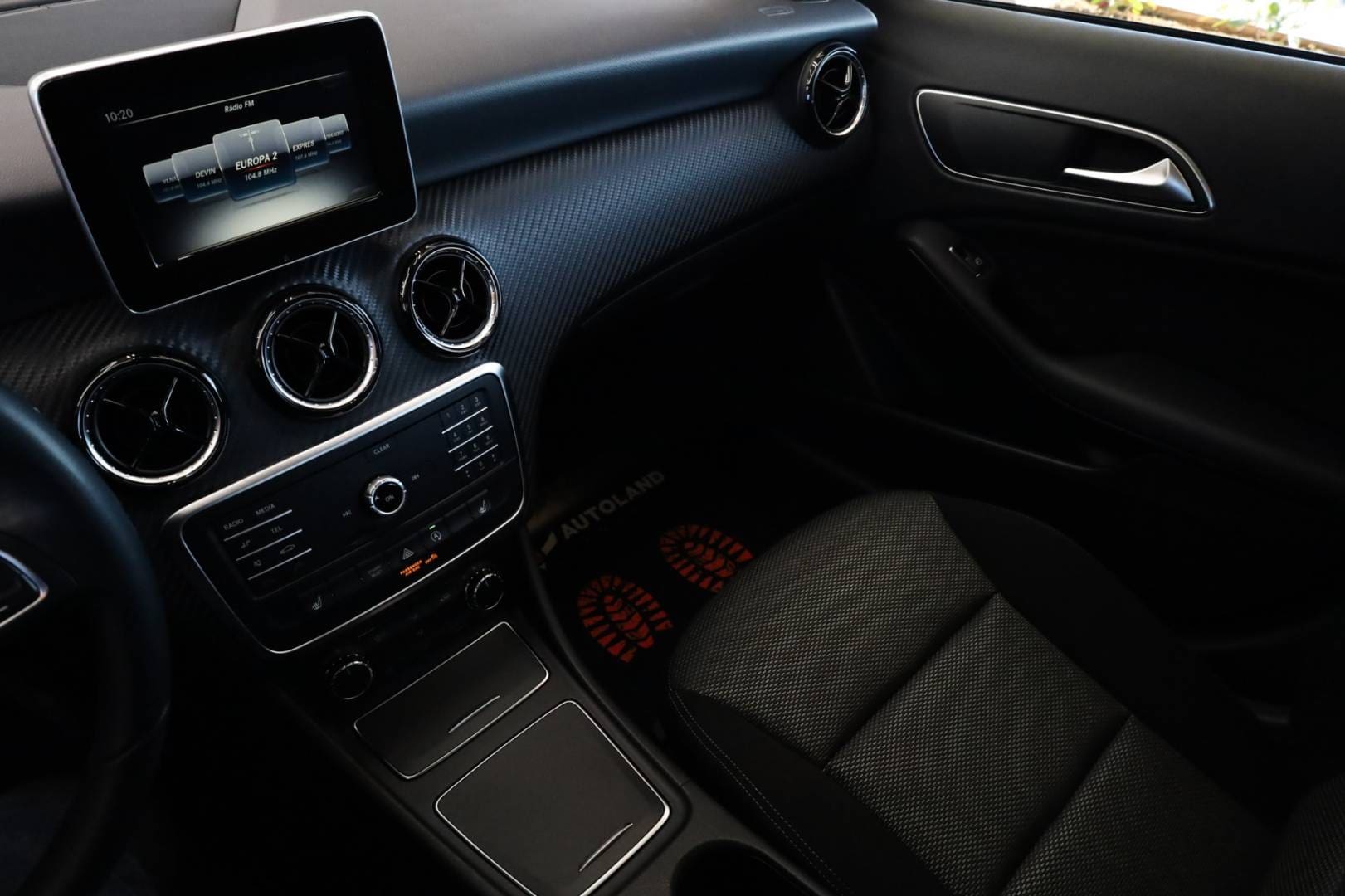 Mercedes-Benz-GLA-180-AT-30