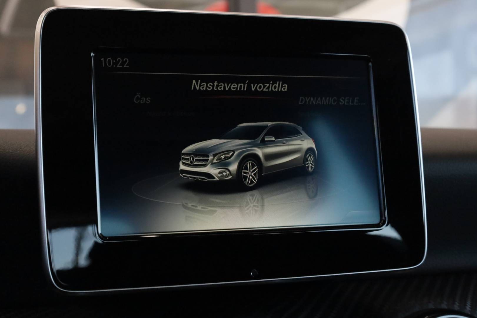 Mercedes-Benz-GLA-180-AT-33