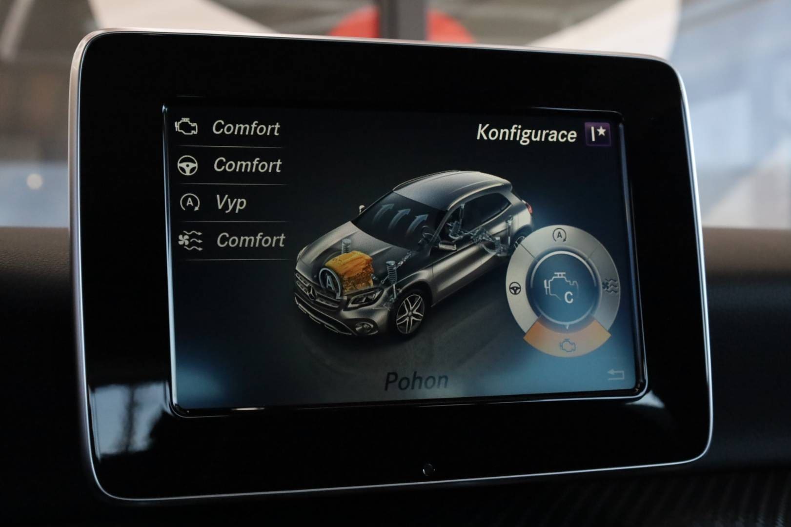 Mercedes-Benz-GLA-180-AT-34