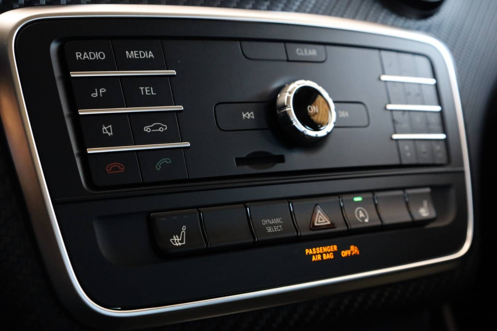 Mercedes-Benz-GLA-180-AT-36