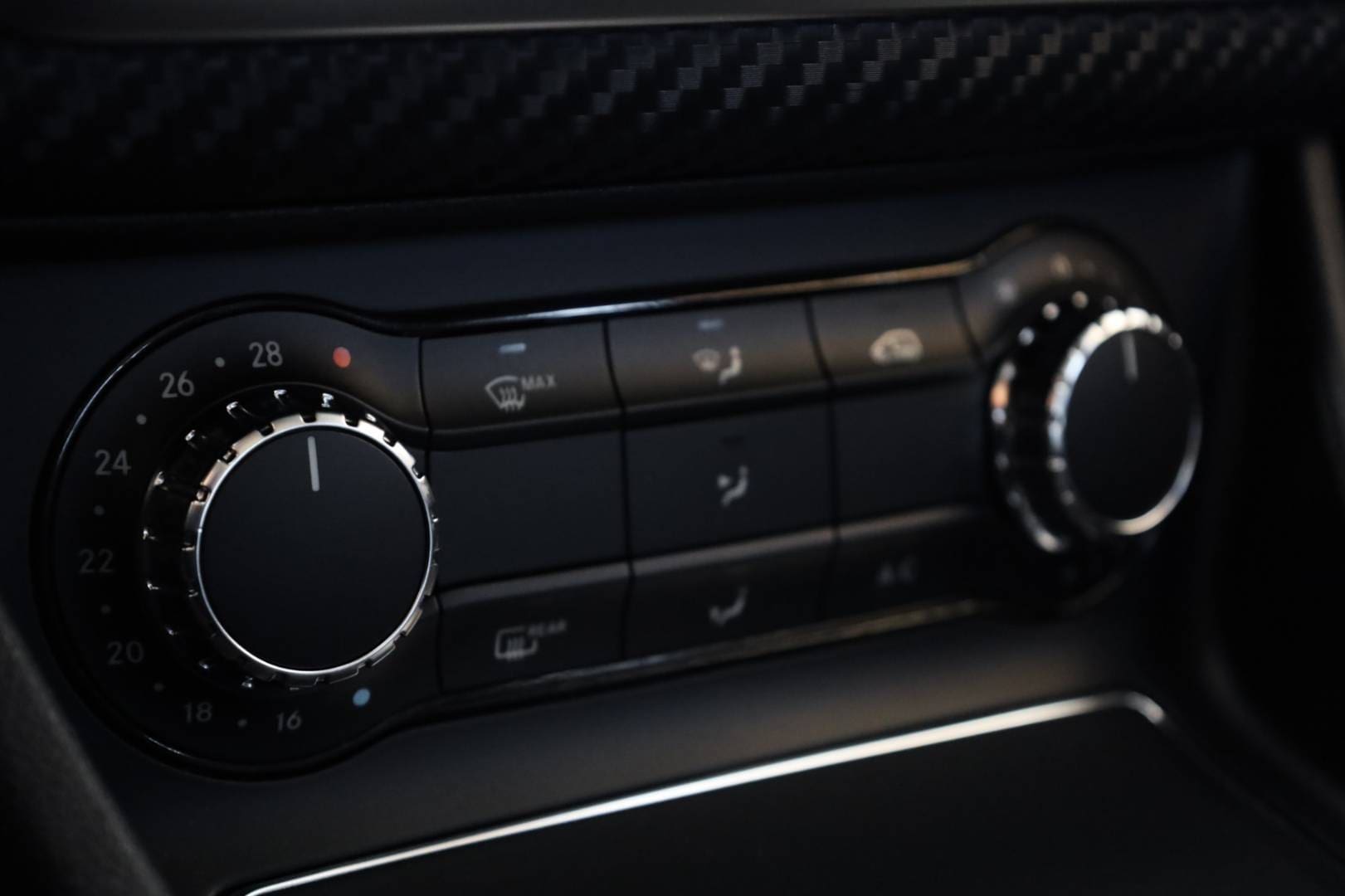 Mercedes-Benz-GLA-180-AT-37