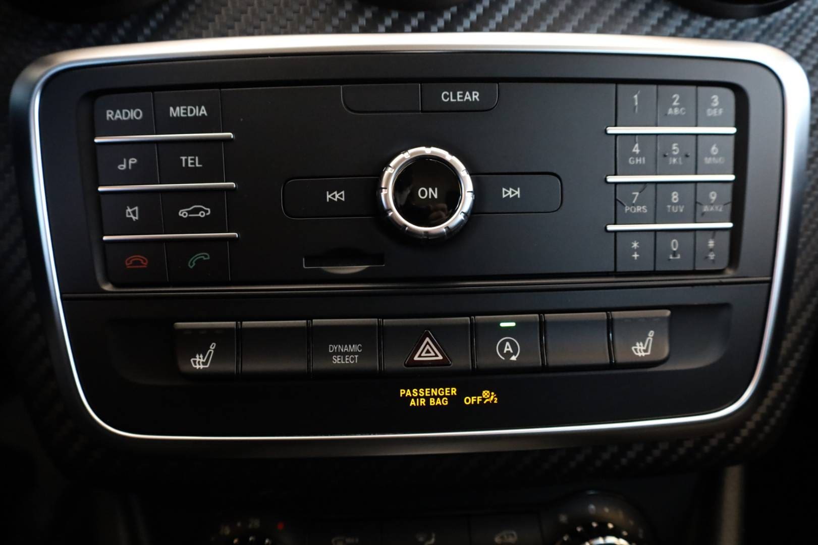 Mercedes-Benz-GLA-180-AT-38