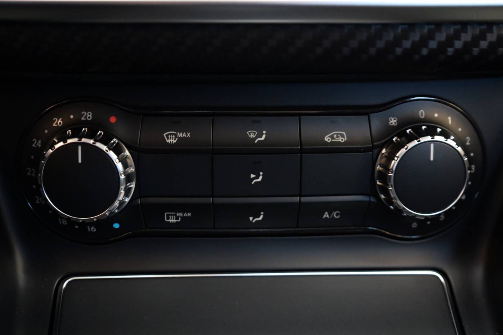 Mercedes-Benz-GLA-180-AT-39