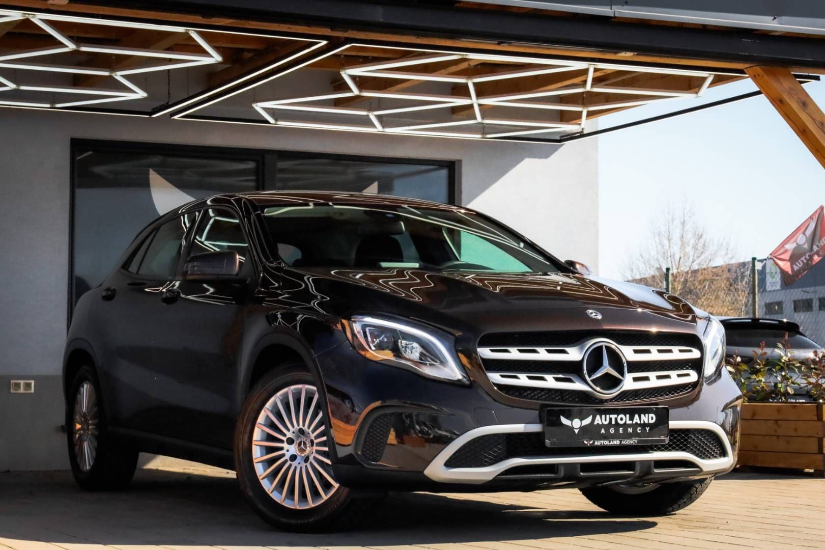 Mercedes-Benz-GLA-180-AT-4