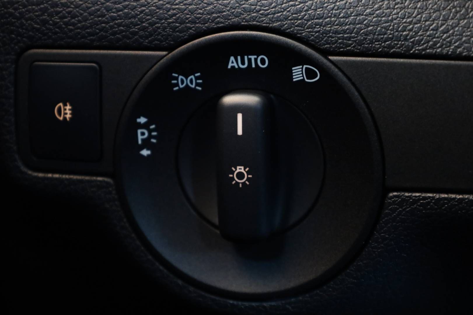 Mercedes-Benz-GLA-180-AT-40