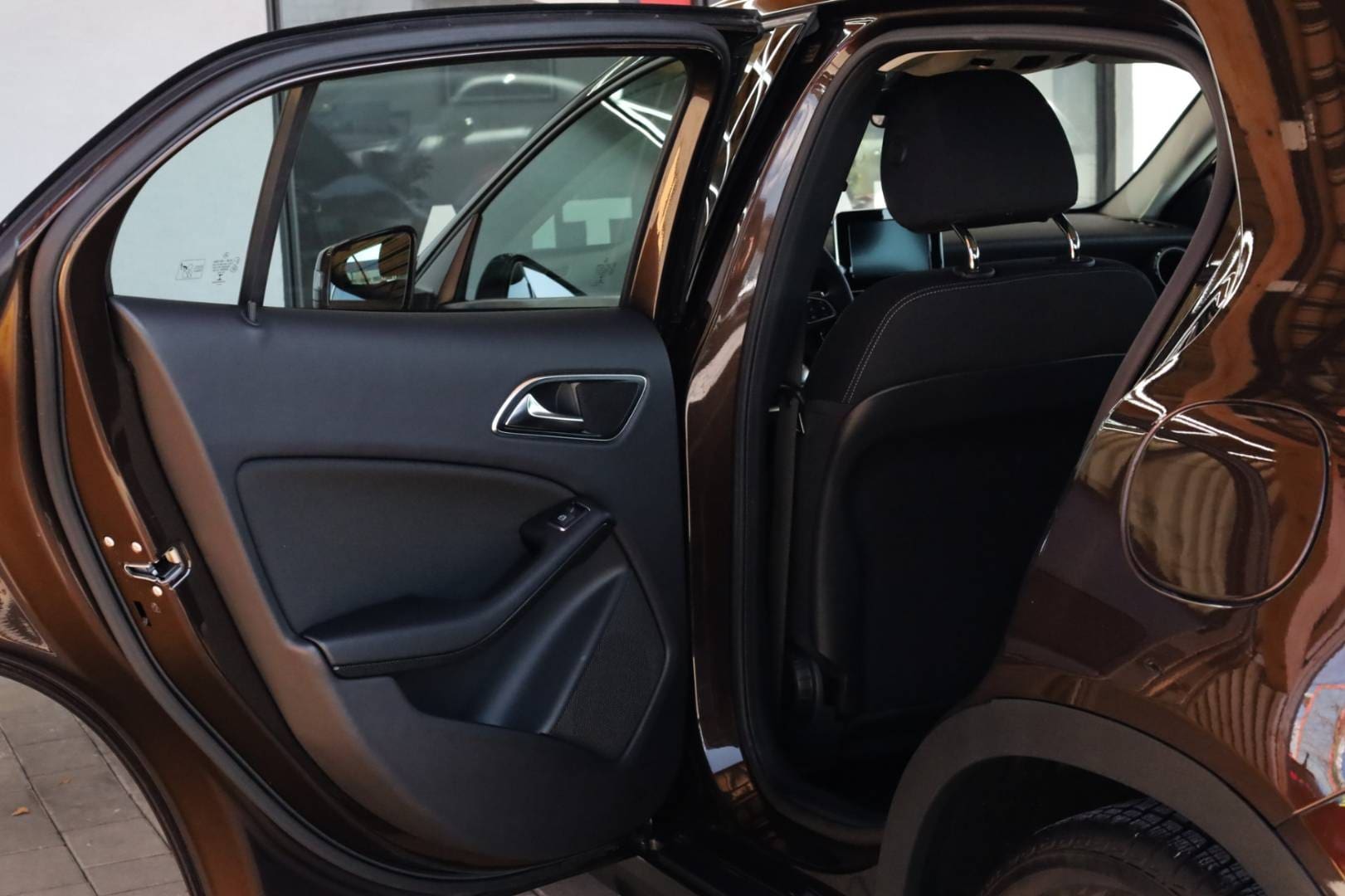 Mercedes-Benz-GLA-180-AT-42