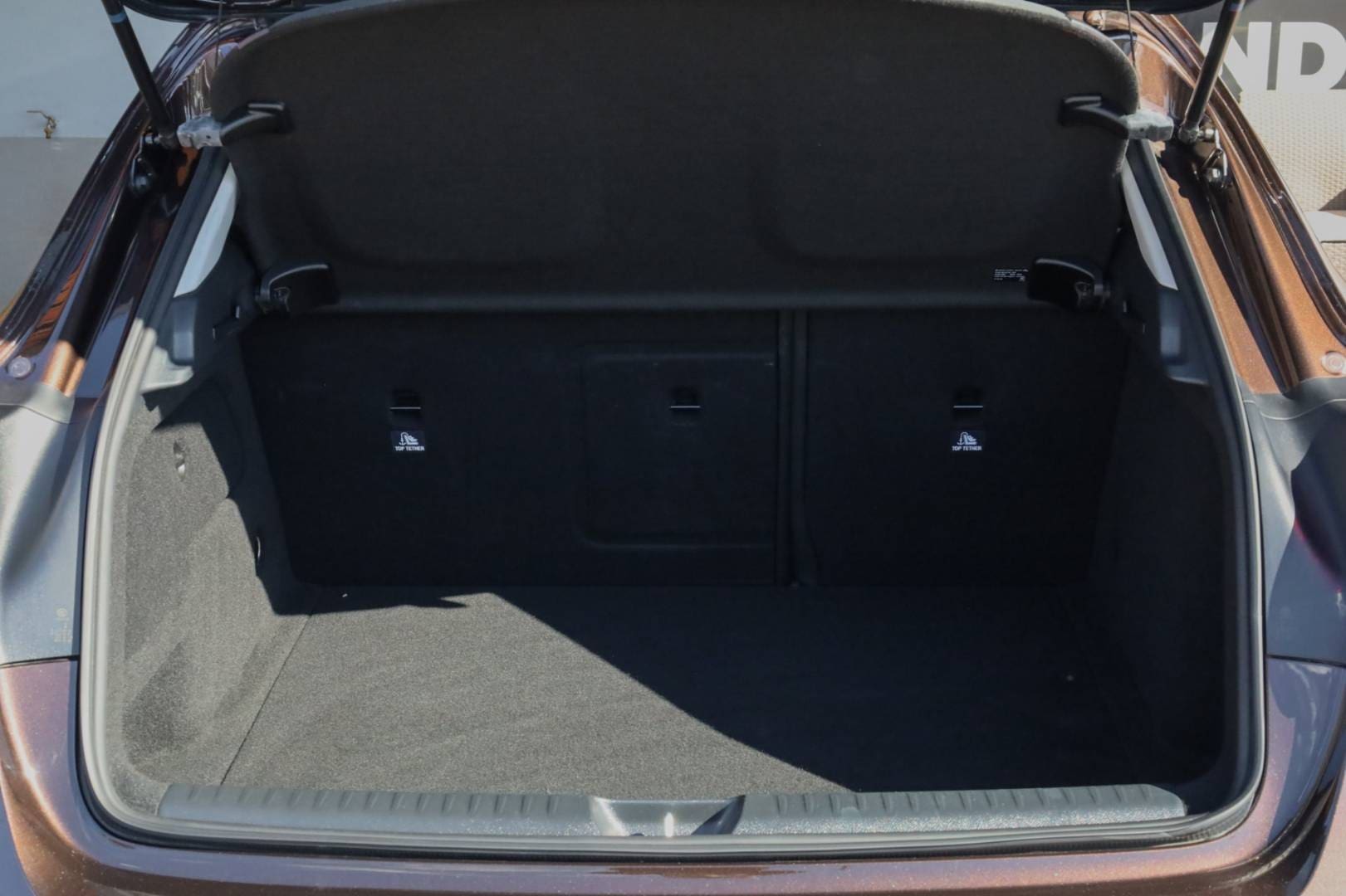 Mercedes-Benz-GLA-180-AT-44