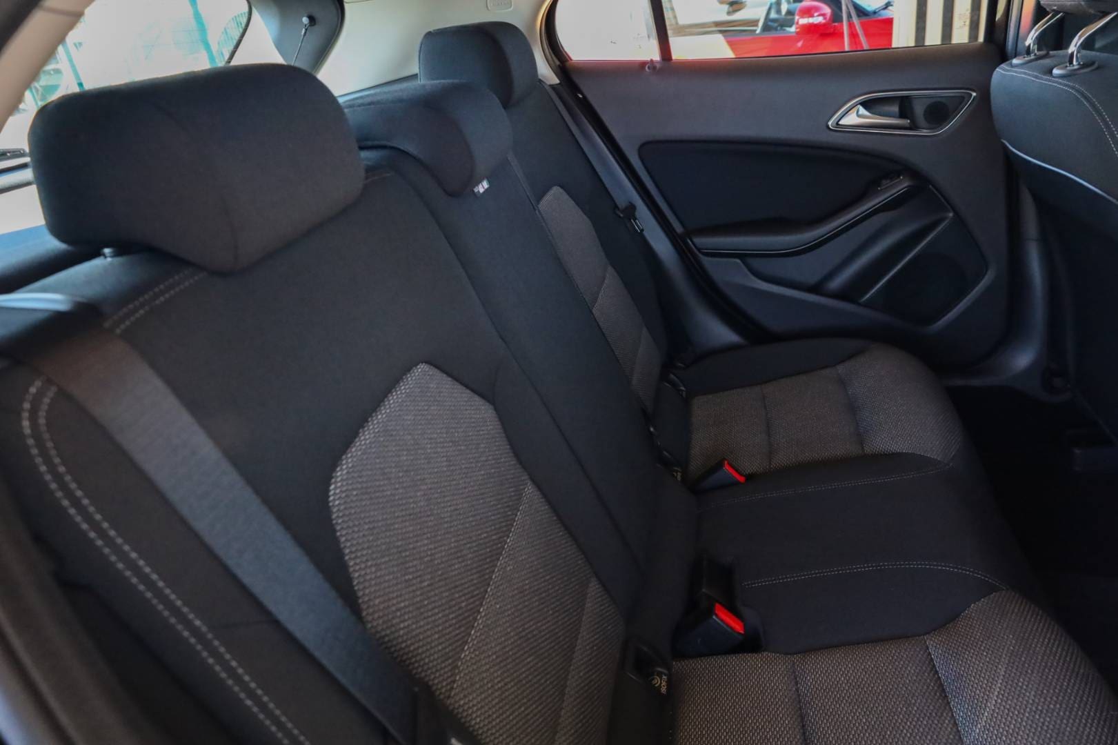 Mercedes-Benz-GLA-180-AT-46