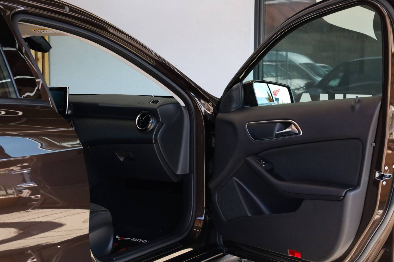 Mercedes-Benz-GLA-180-AT-47
