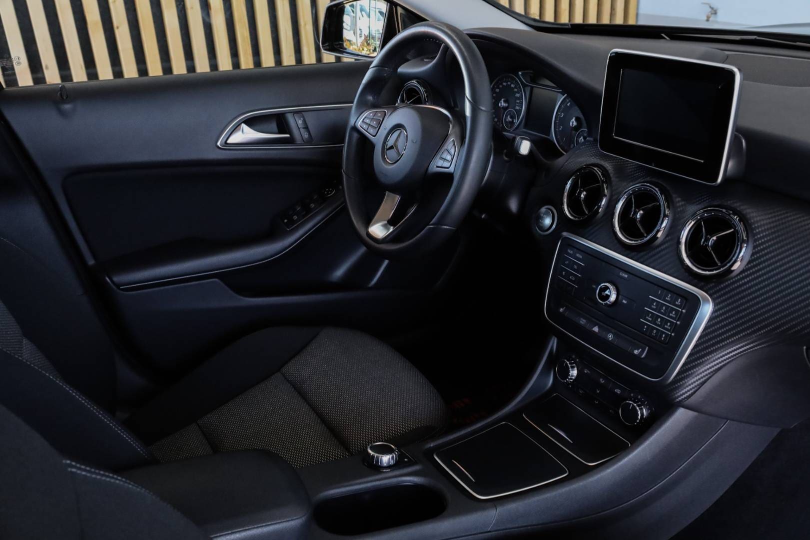 Mercedes-Benz-GLA-180-AT-48