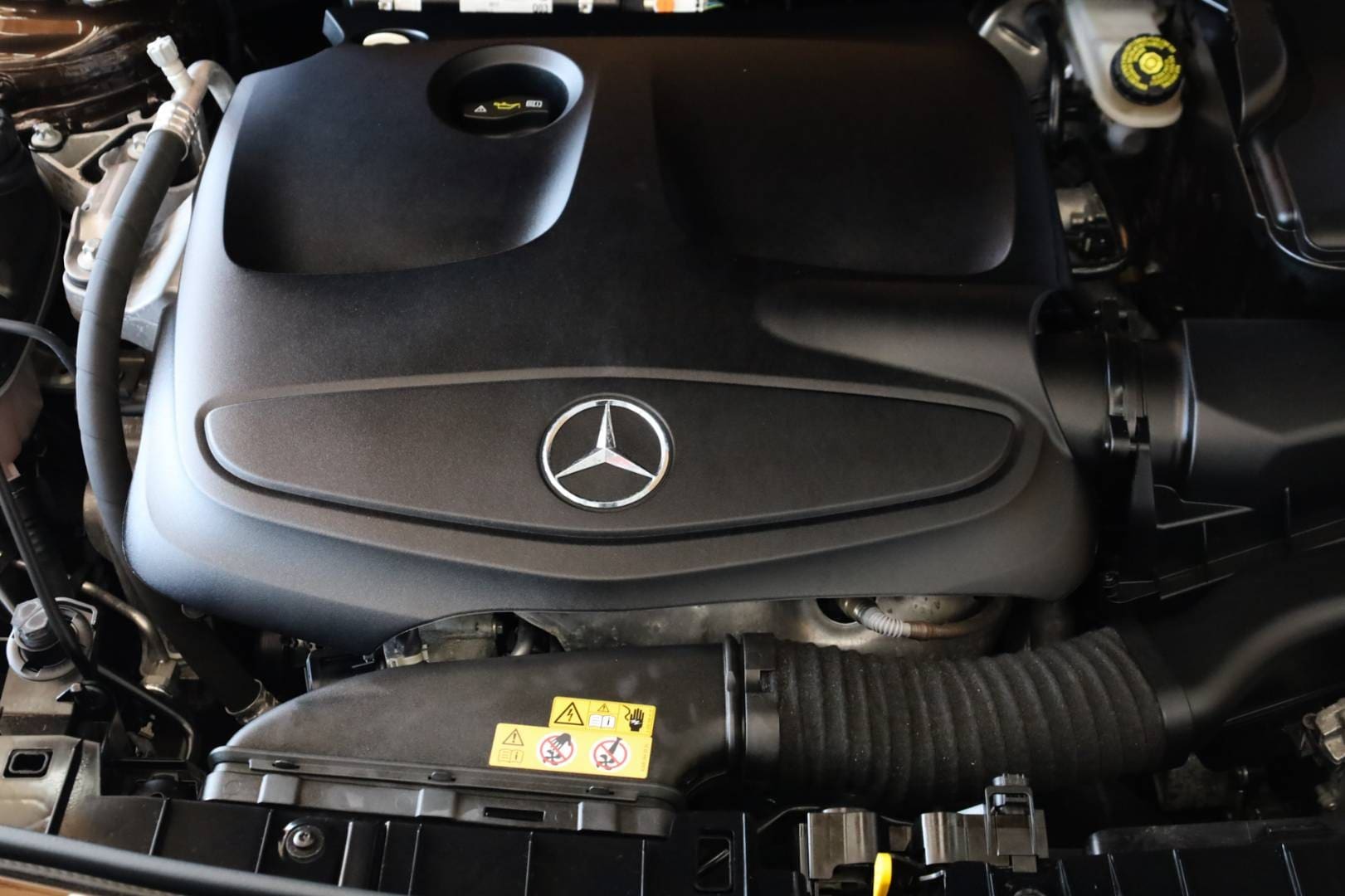 Mercedes-Benz-GLA-180-AT-51