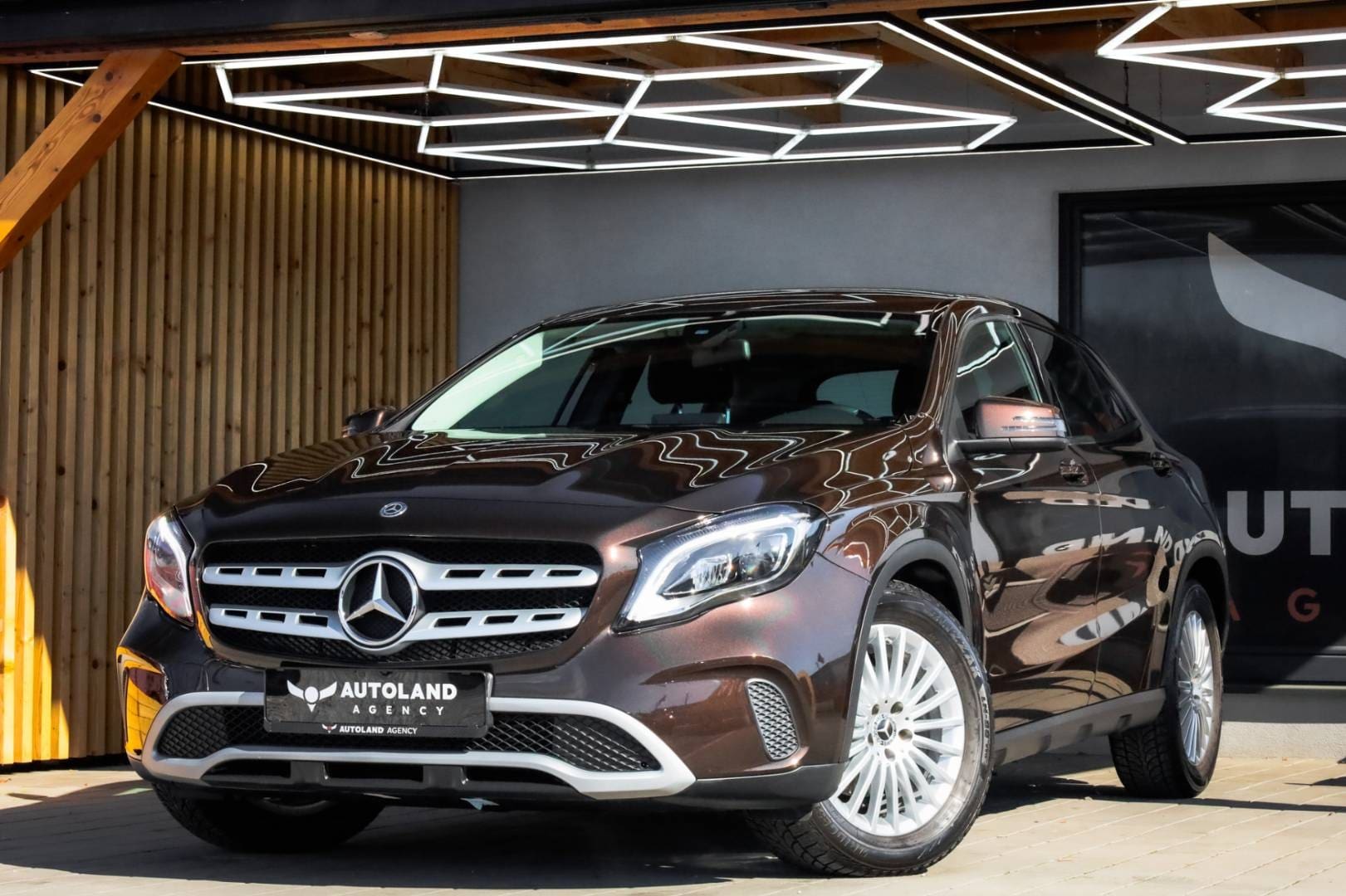 Mercedes-Benz-GLA-180-AT