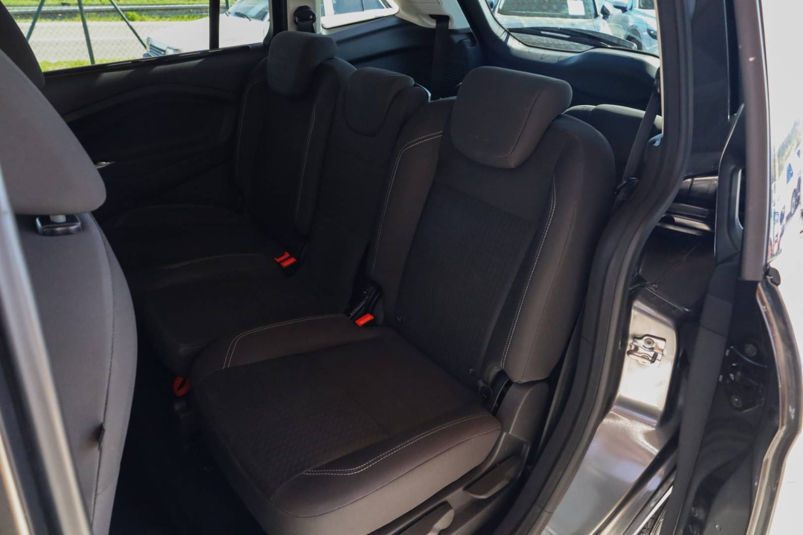 Ford-Grand-C-Max-15-TDCi-120k-Business-36