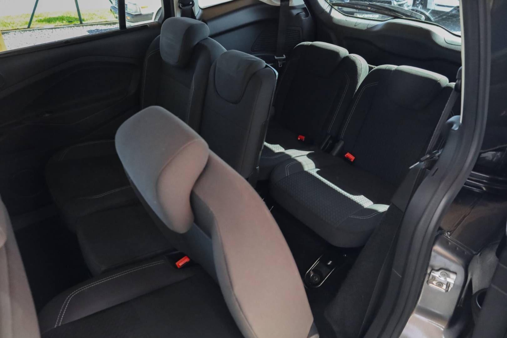 Ford-Grand-C-Max-15-TDCi-120k-Business-37