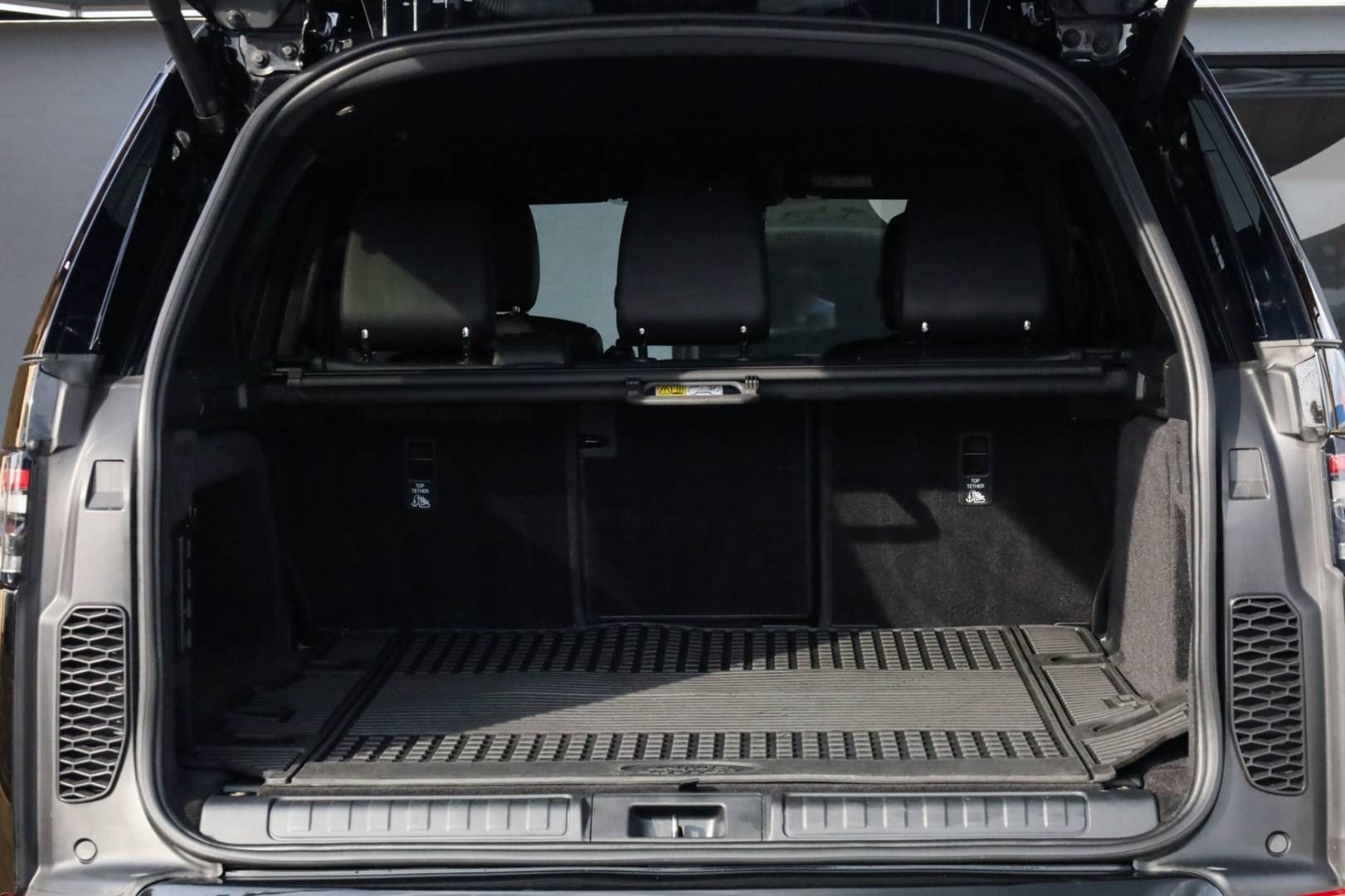 Land-Rover-Discovery-30D-SDV6-306k-HSE-Luxury-AWD-AT-48