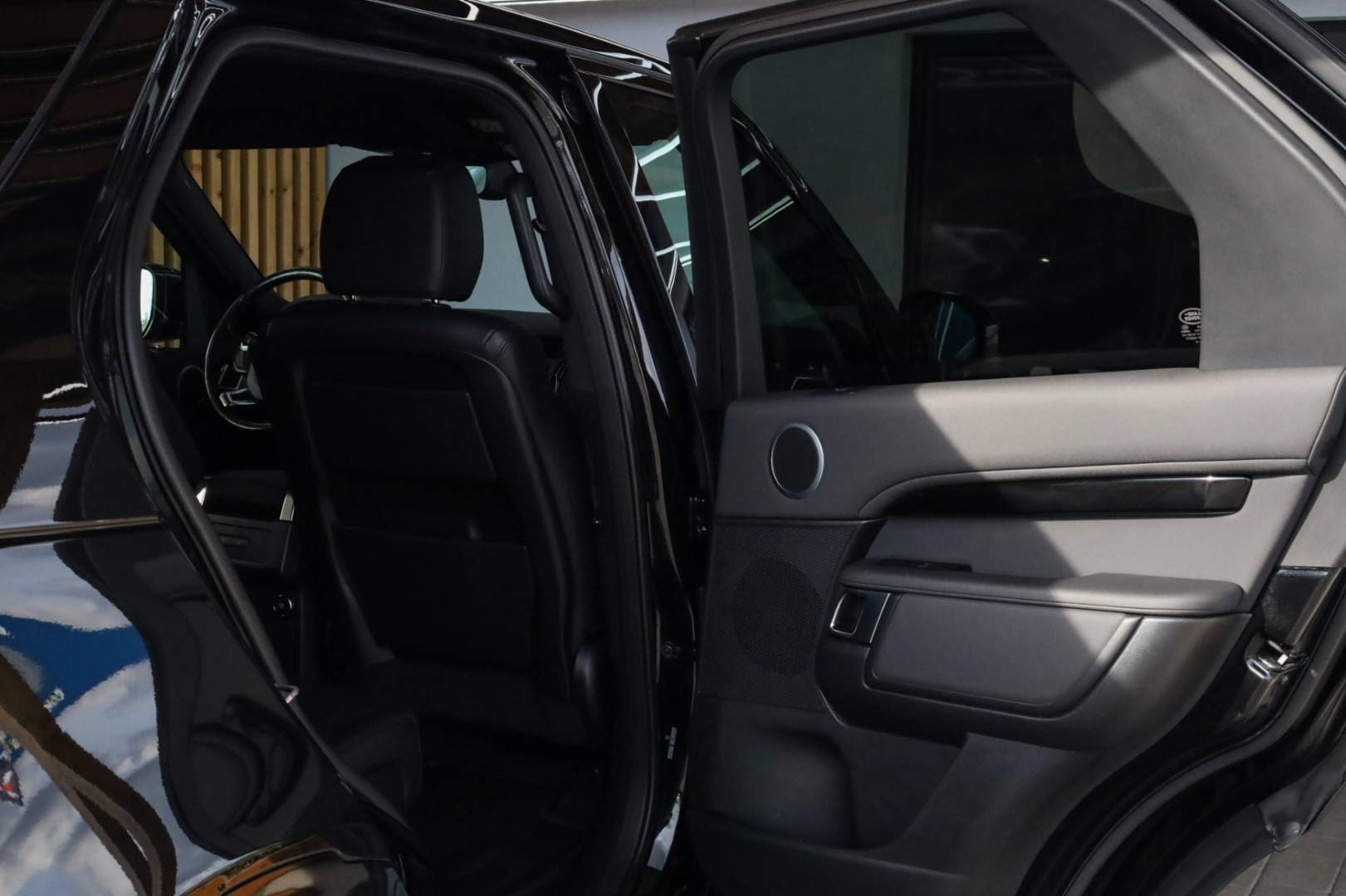 Land-Rover-Discovery-30D-SDV6-306k-HSE-Luxury-AWD-AT-52