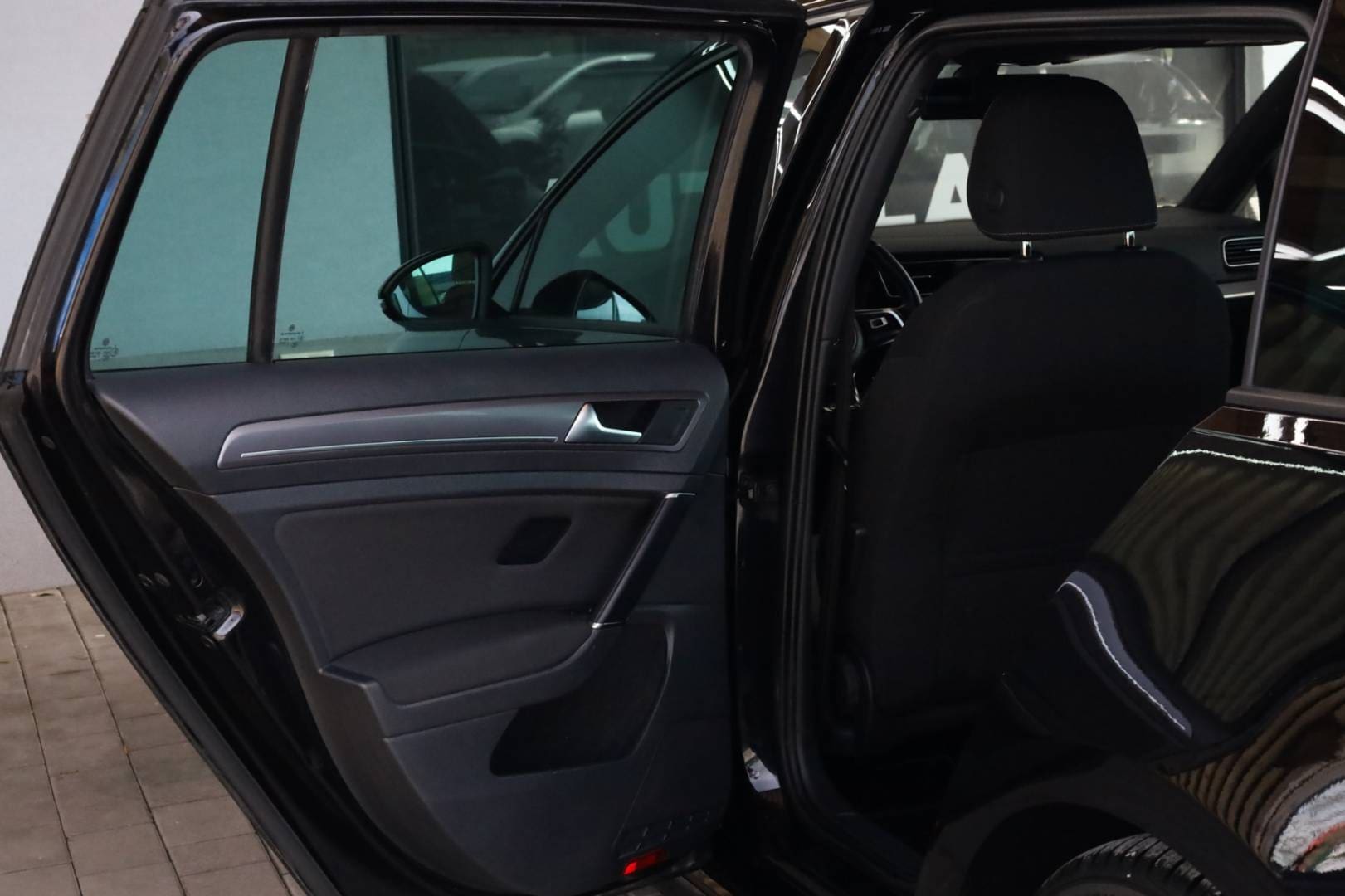 Volkswagen-Golf-Variant-20-TDI-BMT-R-Line-Comfortline-4MOTION-37