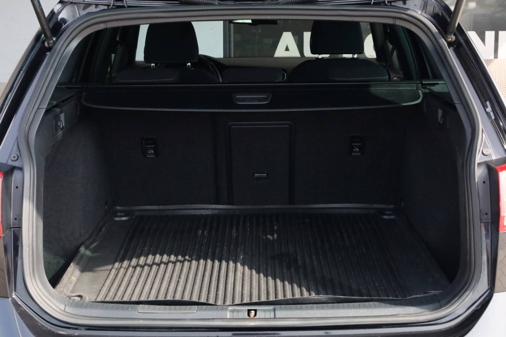 Volkswagen-Golf-Variant-20-TDI-BMT-R-Line-Comfortline-4MOTION-39