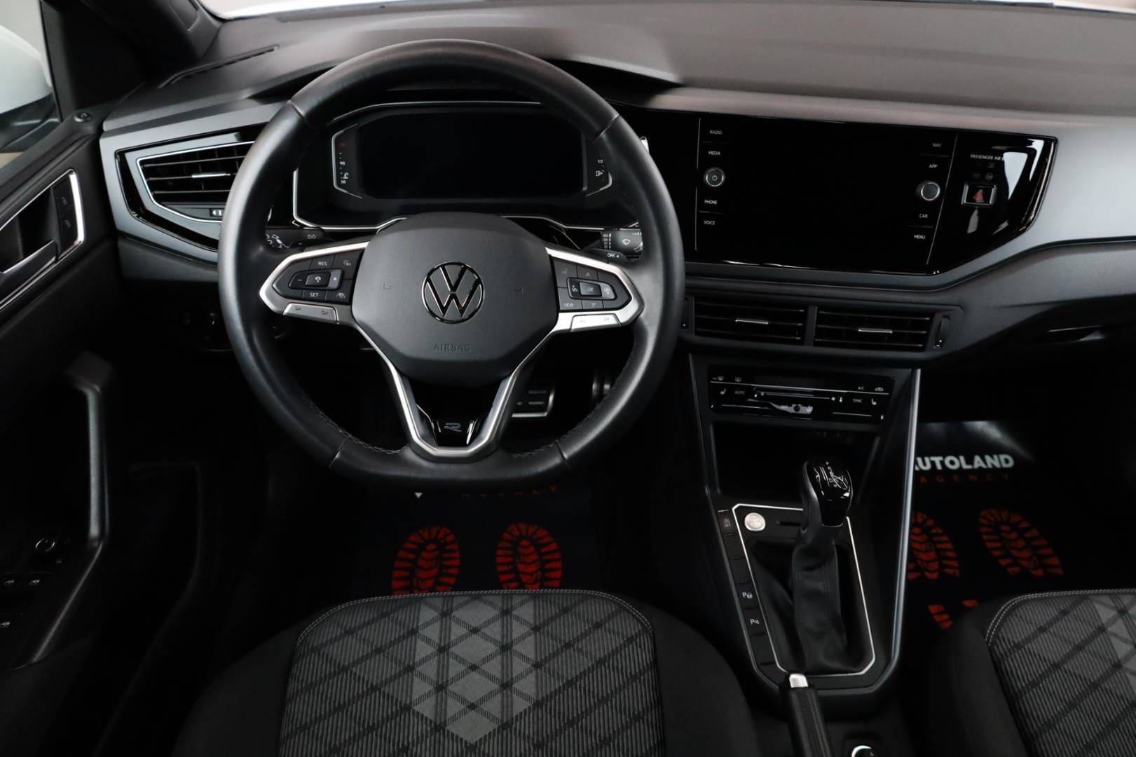 Volkswagen-Taigo-10-TSI-R-Line-DSG-15