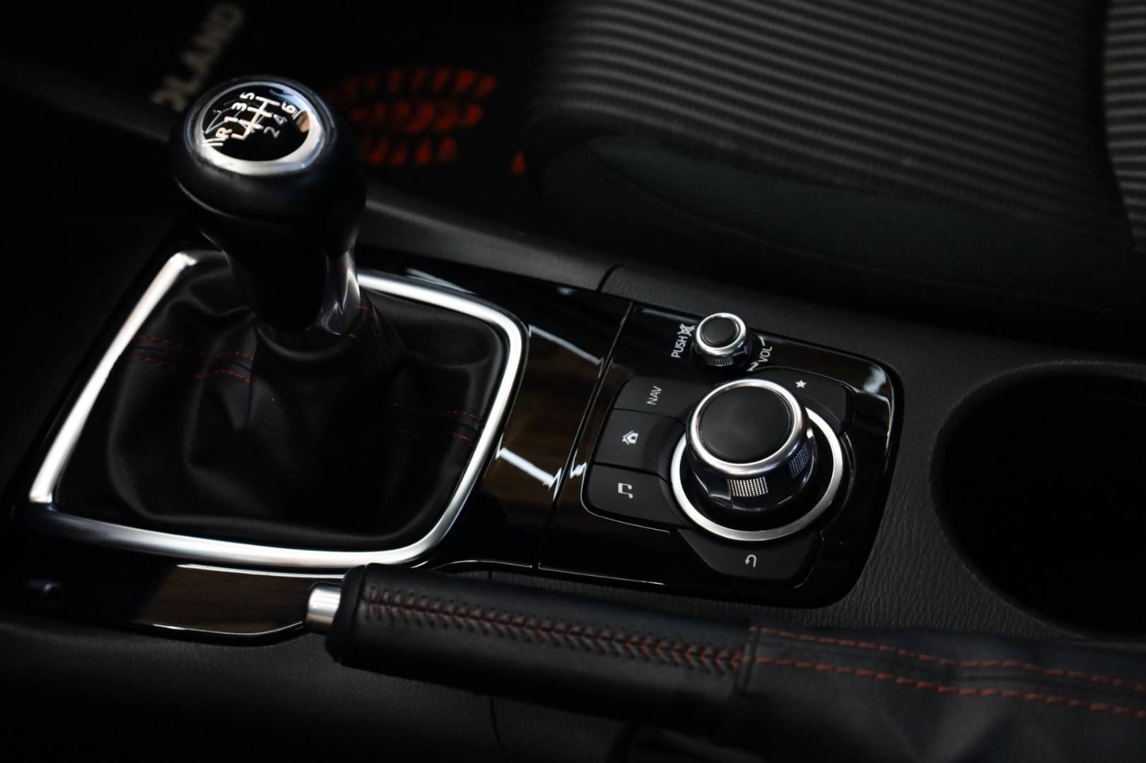 Mazda-3-20-Skyactiv-G165-Revolution-32