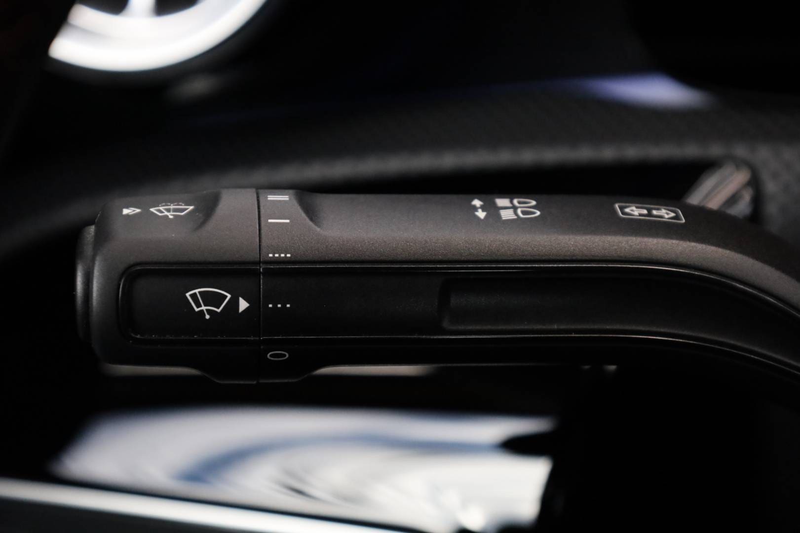 Mercedes-Benz-CLA-Kupe-200d-AMG-Line-AT-24