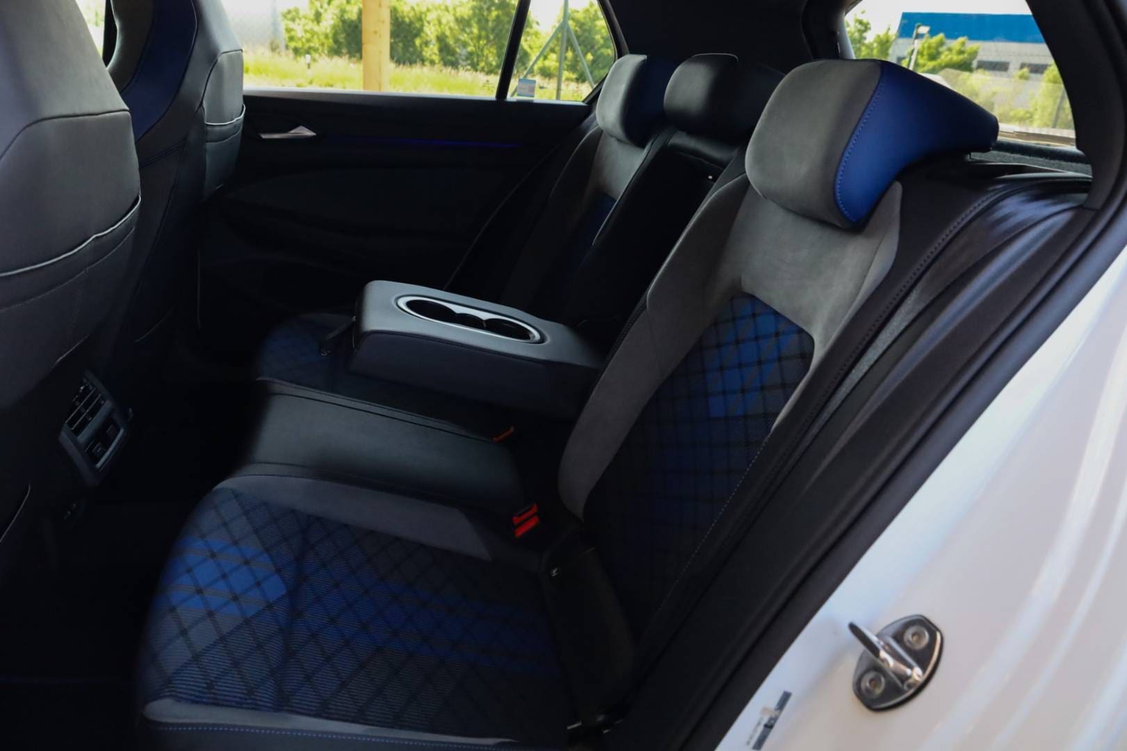 Volkswagen-Golf-20-TSI-320k-R-4MOTION-DSG-46