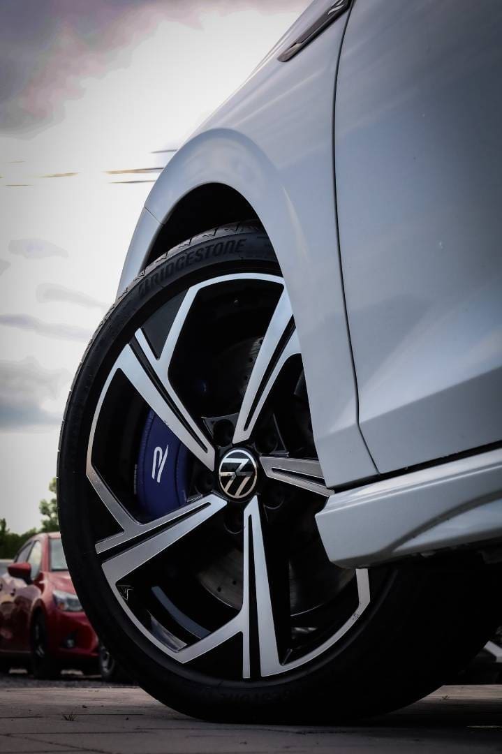 Volkswagen-Golf-20-TSI-320k-R-4MOTION-DSG-59