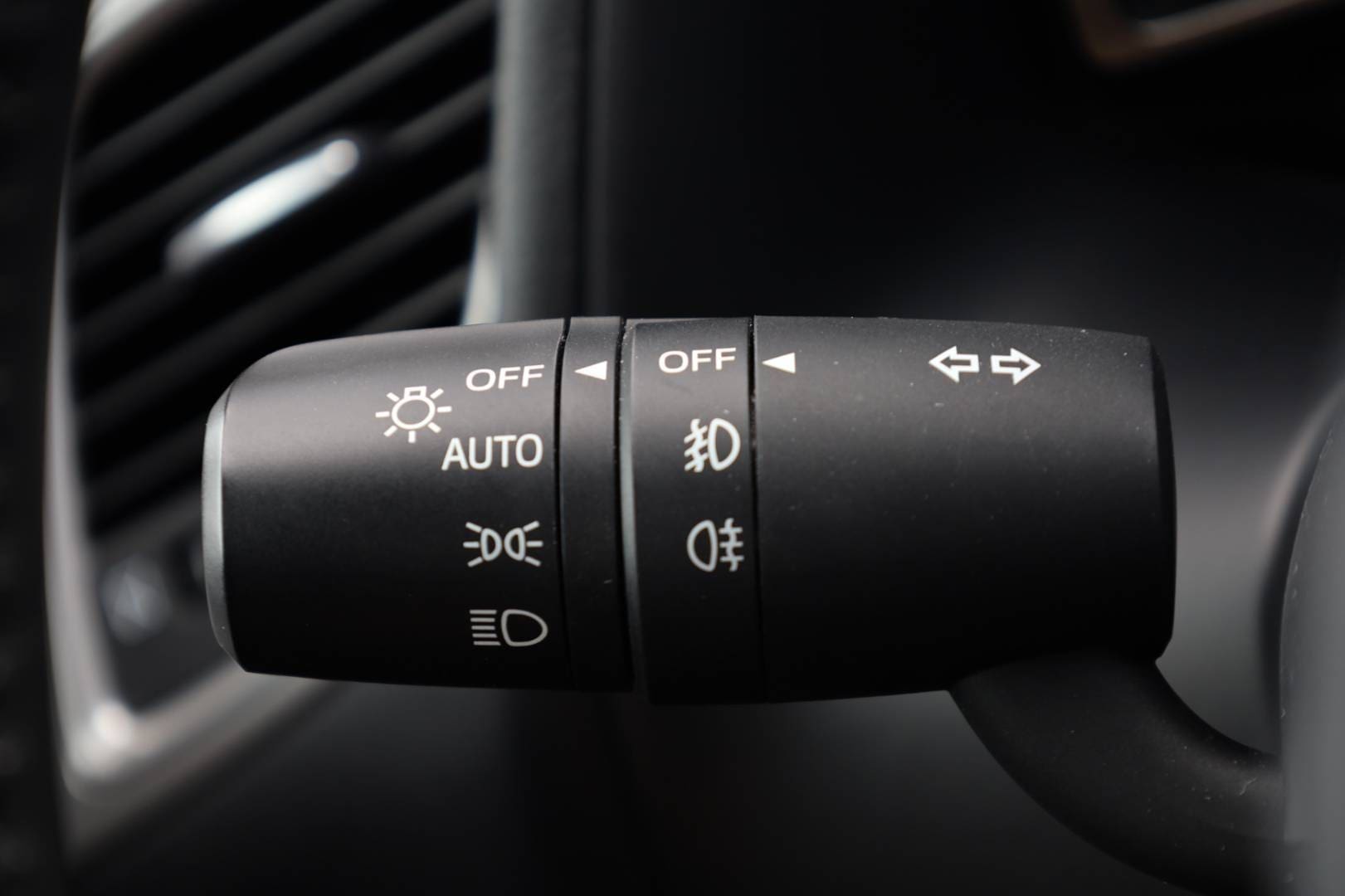 Mazda-3-20-Skyactiv-G120-Attraction-20