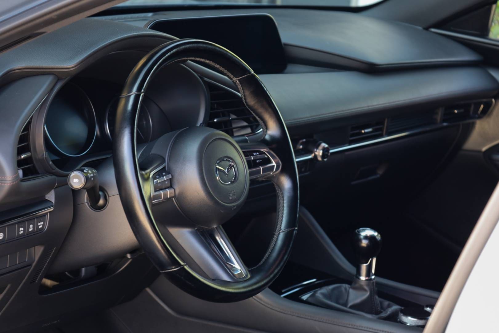 Mazda-3-20-Skyactiv-G122-Homura-PlusSoundSafetyAero-Paket-11