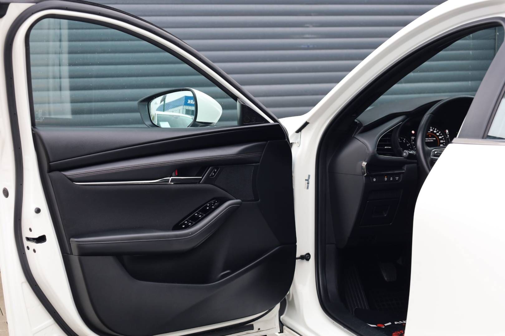 Mazda-3-20-Skyactiv-G122-PlusStyleSafety-10