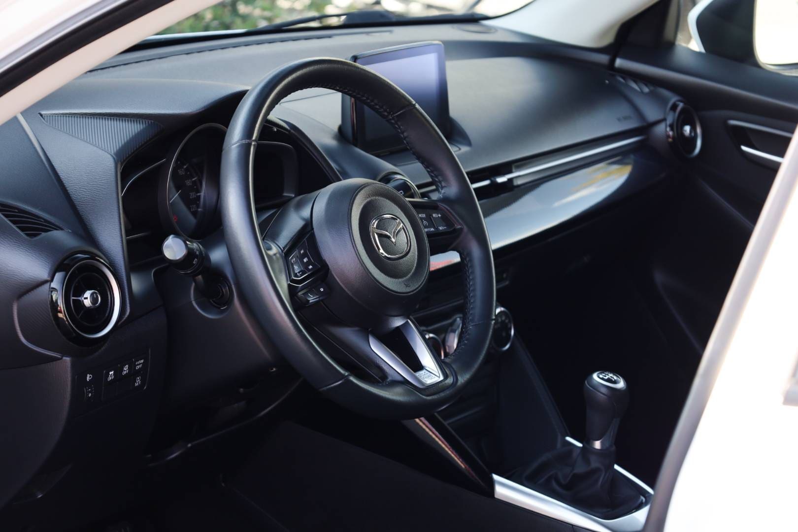 Mazda-2-15-Skyactiv-G90-Takumi-11