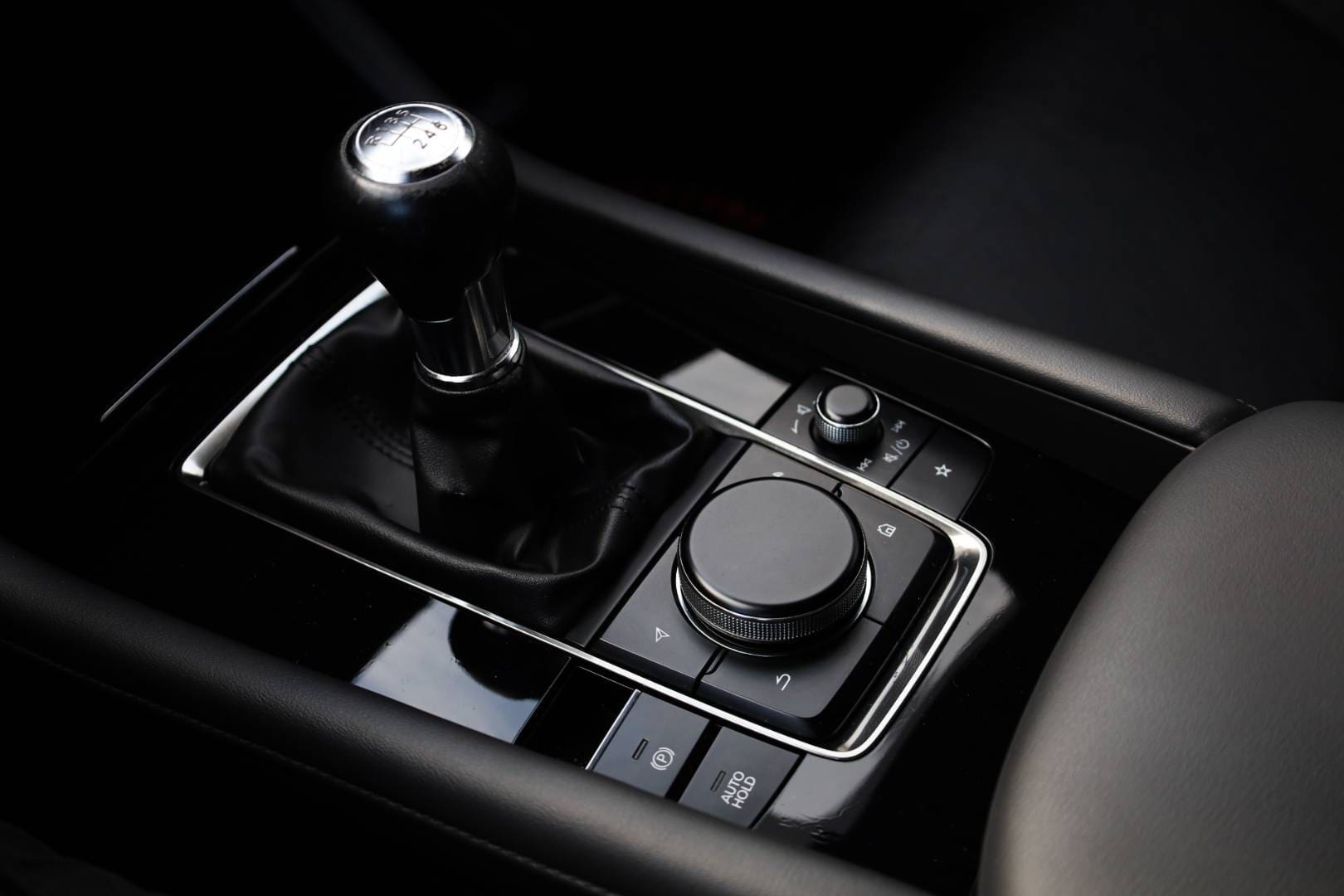 Mazda-3-20-Skyactiv-G122-Homura-34