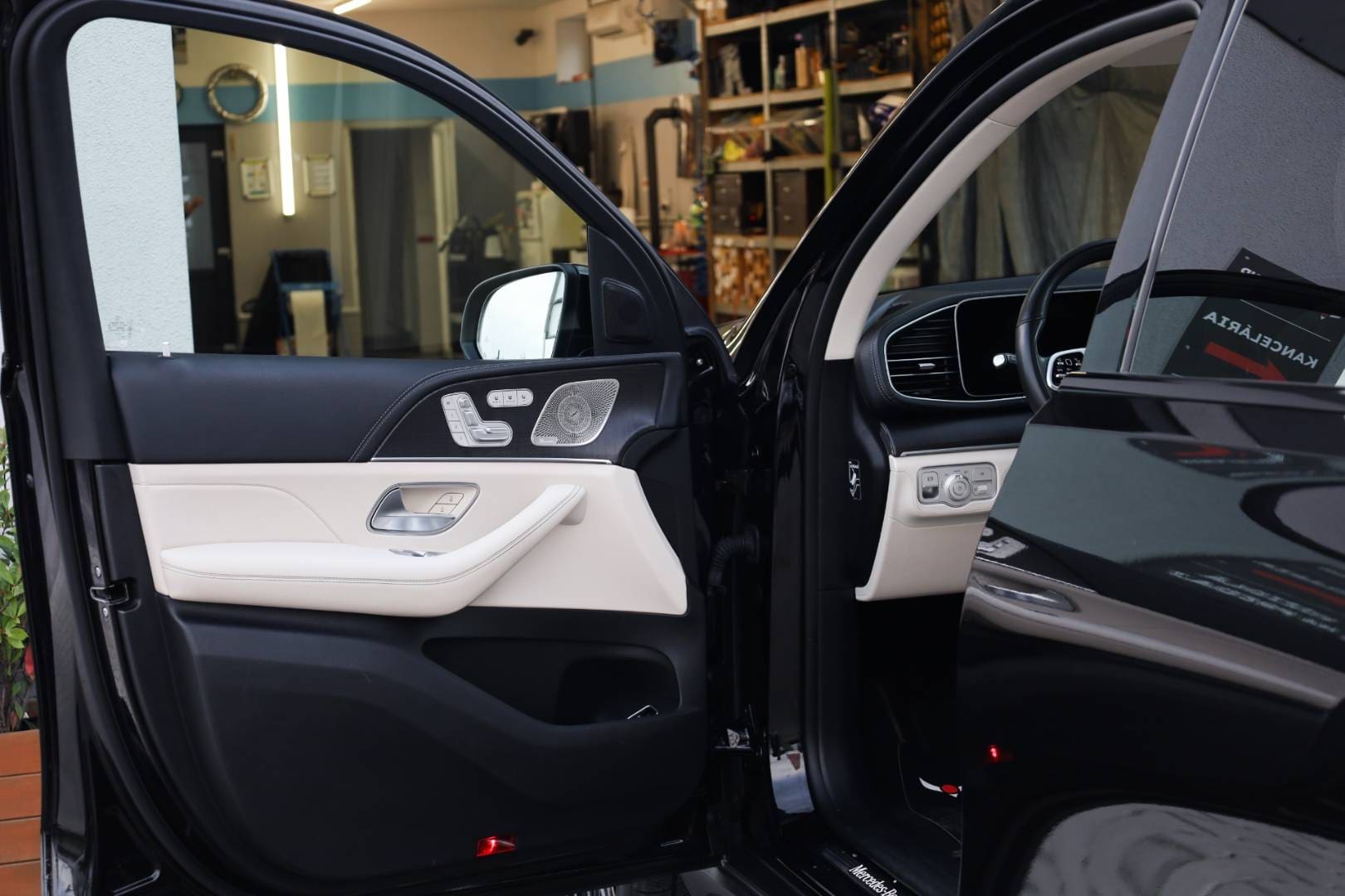 Mercedes-Benz-GLS-400-d-4MATIC-AT-11