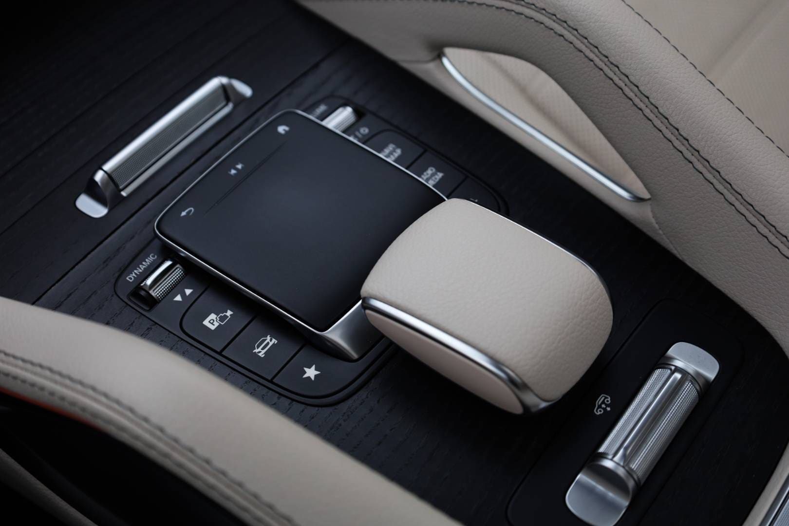 Mercedes-Benz-GLS-400-d-4MATIC-AT-40