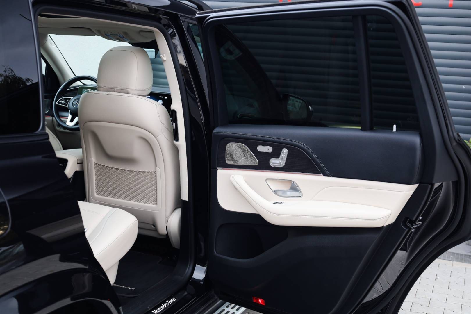 Mercedes-Benz-GLS-400-d-4MATIC-AT-61